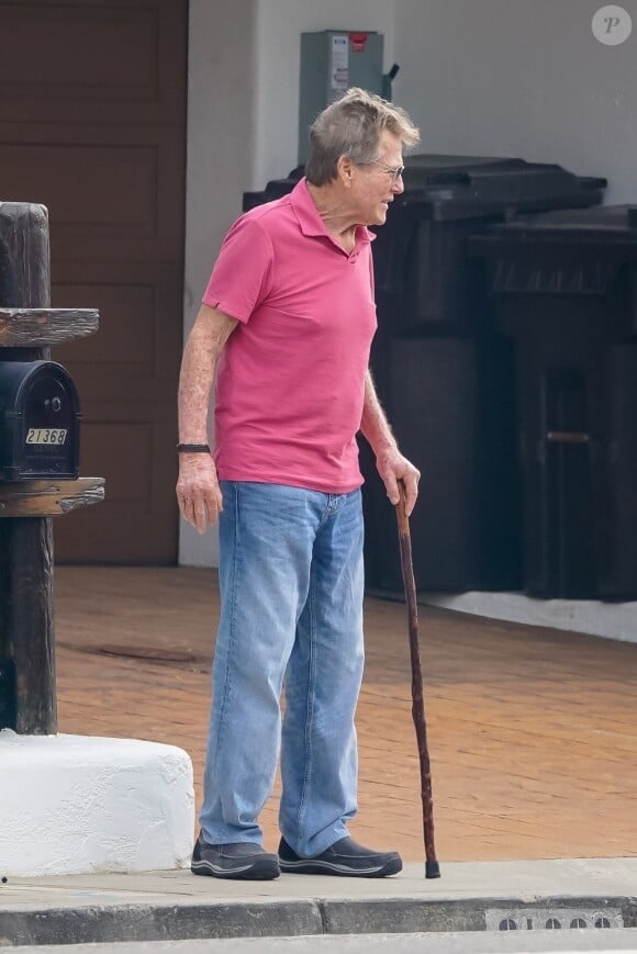 Il avait été aperçu une des dernières fois en 2021 à Malibu dans son domicile
Exclusif - Ryan O'Neal (Love Story), 80 ans, marche avec une canne devant son domicile à Malibu le 14 août 2021.