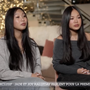 Âgées de 19 et 15 ans, les deux jeunes femmes se sont souvenu avec émotion de leur papa.
Jade et Joy Hallyday interviewées par Audrey Crespo-Mara dans Sept à huit, sur TF1, dimanche 10 décembre 2023.