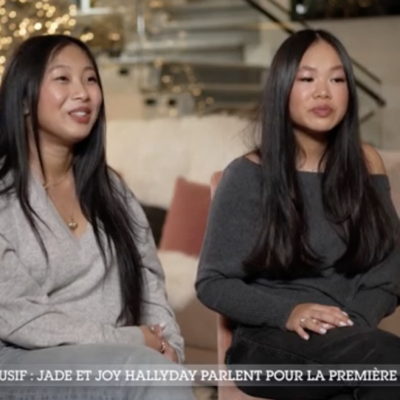 Très reconnaissantes d'avoir eu Johnny et Laeticia Hallyday comme parents, Joy et Jade n'ont jamais souhaité connaître l'identité de leurs parents biologiques.
Jade et Joy Hallyday interviewées par Audrey Crespo-Mara dans Sept à huit, sur TF1, dimanche 10 décembre 2023.