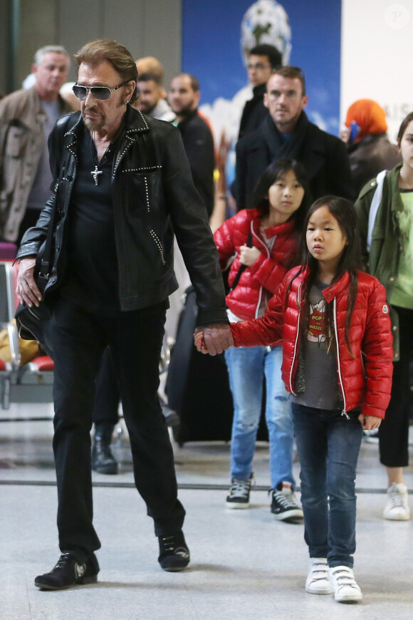 Exclusif - La famille Hallyday arrive à l'aéroport de Roissy pour prendre un vol pour aller passer leurs vacances en Thaïlande avec des amis. Le 19 décembre 2015