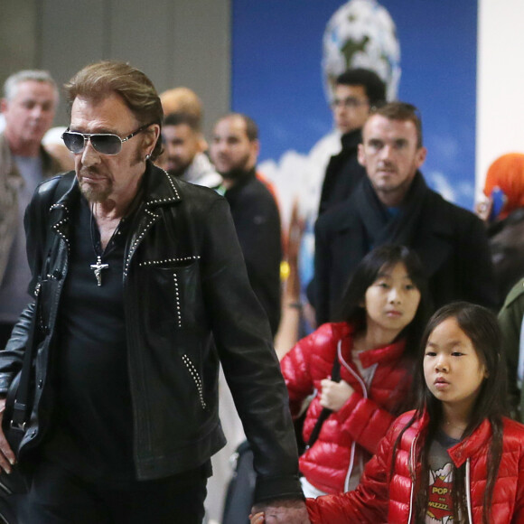 Exclusif - La famille Hallyday arrive à l'aéroport de Roissy pour prendre un vol pour aller passer leurs vacances en Thaïlande avec des amis. Le 19 décembre 2015