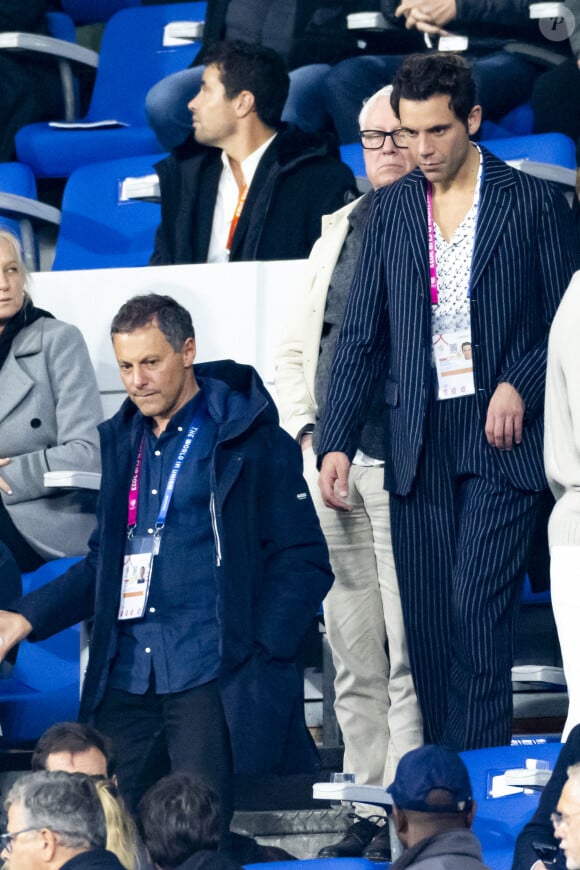 "On se dit tout" a-t-il confié.
Mika et Marc Olivier Fogiel - Personnalités à la finale de la coupe du monde de rugby Afrique du Sud / Nouvelle Zélande (12 - 11) au stade de France à Saint-Denis le 28 octobre 2023. 