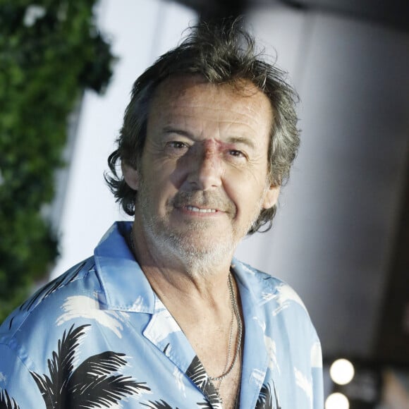 En plus de présenter le jeu à succès "Les 12 Coups de midi", il joue le rôle principal dans la série "Léo Mattéï, brigade des mineurs" et fait ainsi les beaux jours de TF1.
Jean-Luc Reichmann au photocall de la série "Leo Mattei, Brigade des mineurs" lors du 62ème Festival de Télévision de Monte-Carlo, à Monaco, le 19 juin 2023. © Denis Guignebourg/BestImage