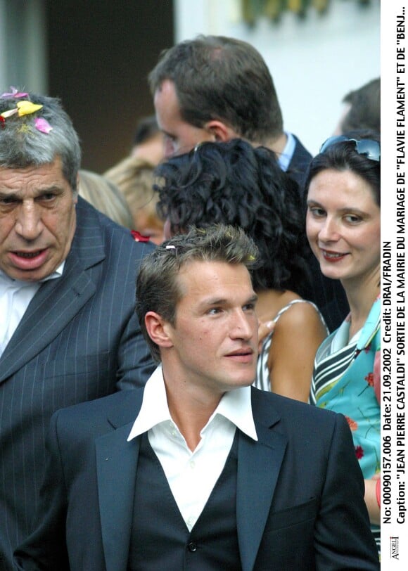 Sortie de la mairie du mariage de Flavie Flament et Benjamin Castaldi, le 21 septembre 2002.