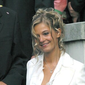 Sortie de la mairie du mariage de Flavie Flament et Benjamin Castaldi le 21 septembre 2002