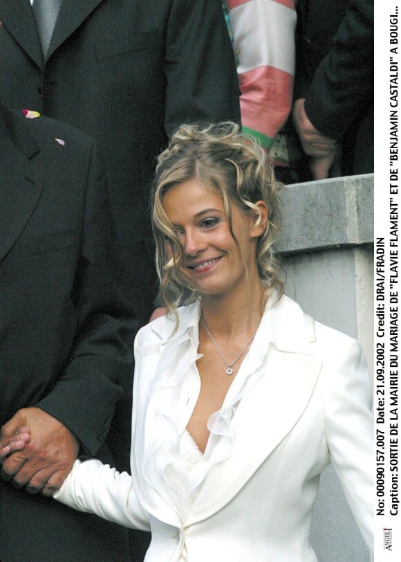 Sortie de la mairie du mariage de Flavie Flament et Benjamin Castaldi le 21 septembre 2002