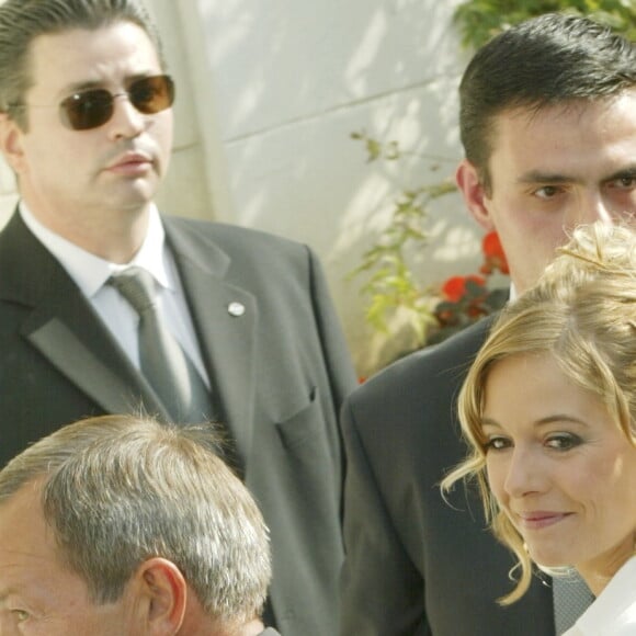 Archives - A la mairie de Bougival, Flavie Flament au bras de son père lors de son mariage avec Benjamin Castaldi le 21 septembre 2002.