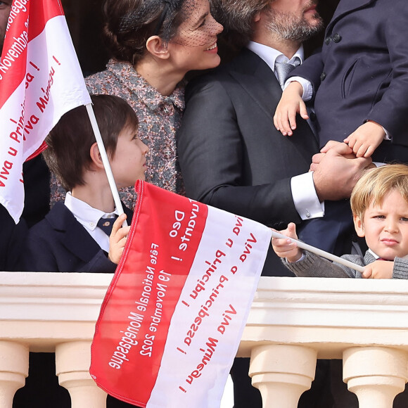 Andrea Casiraghi, Charlotte Casiraghi, Dimitri Rassam, Balthazar Rassam, Raphaël Elmaleh - La famille princière au balcon du palais lors de la Fête Nationale de la principauté de Monaco le 19 novembre 2022. © Dominique Jacovides / Bruno Bebert / Bestimage 