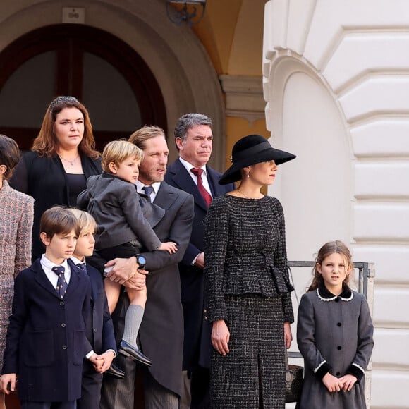 Beatrice Borromeo, Pierre Casiraghi, Francesco et Stefano, Dimitri Rassam, Balthazar Rassam, Charlotte Casiraghi, Raphaël Elmaleh, Sasha Casiraghi, Andrea Casiraghi, Tatiana Santo Domingo, India Casiraghi - La famille princière de Monaco dans la cour du palais lors de la Fête Nationale de la principauté de Monaco le 19 novembre 2022. © Dominique Jacovides / Bruno Bebert / Bestimage 