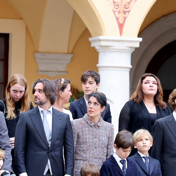 Beatrice Borromeo, Pierre Casiraghi, Francesco et Stefano, Dimitri Rassam, Balthazar Rassam, Charlotte Casiraghi, Raphaël Elmaleh, Sasha Casiraghi, Andrea Casiraghi, Tatiana Santo Domingo, India Casiraghi - La famille princière de Monaco dans la cour du palais lors de la Fête Nationale de la principauté de Monaco le 19 novembre 2022. © Dominique Jacovides / Bruno Bebert / Bestimage 