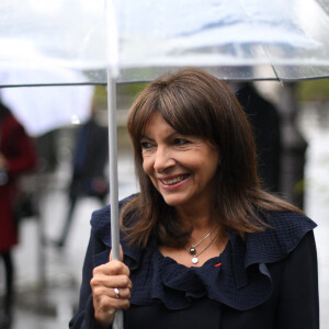 Les parents d'Anne Hidalgo sont également retournés vivre en Espagne
 
Le roi d'Angleterre et la reine consort d'Angleterre, accompagnés de la maire de Paris, Anne Hidalgo, visitent le marché aux fleurs du centre de Paris , France, le 21 septembre 2023, nommé d'après sa défunte Majesté la reine Elizabeth lors de sa visite d'État à Paris en 2014, le deuxième jour de sa visite d'État en France.