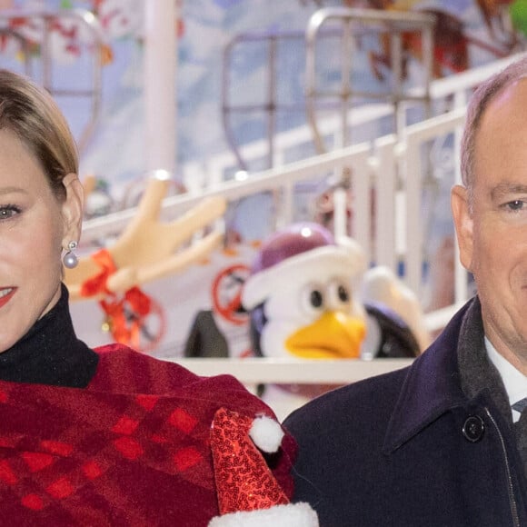 La princesse Charlène de Monaco, Le prince Albert II de Monaco - inauguration du marché de Noël sur la place du Casino de Monte-Carlo à Monaco, le 7 décembre 2023. © Olivier HuitelPool/Bestimage 