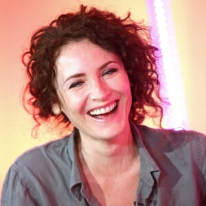 Exclusif - Elsa Lunghini - Répétitions de l'émission "Duos Mystères" à la Seine Musicale à Paris, diffusée le 20 août sur TF1. © Gaffiot-Moreau / Bestimage Pour la première fois à la télévision, les plus grandes stars acceptent de monter sur scène pour chanter un duo...sans savoir avec qui elles vont le partager ! Bienvenue dans un cache-cache musical inédit où les artistes et le public iront de surprises en surprises ! Après le succès de la première émission, " DUOS MYSTERES " est de retour sur TF1 le 20 août à 21h05 pour de nouveaux duos étonnants et exceptionnels. Pour chaque duo, les 2 artistes répètent seuls de leur côté, arrivent sur scène sans se croiser et prennent place de part et d'autre d'un mur écran. Ils commencent à chanter alors qu'ils ne savent toujours pas qui est avec eux sur scène ! Leurs voix vont se mêler avant même que les 2 personnalités ne se soient vues ! Sauront-elles se reconnaître ? Comment réagiront-elles quand le mur se lèvera enfin ? Dans " DUOS MYSTERES " tout commence par un jeu avant de basculer dans l'émotion ... Car, bien sûr, tous ces duos mystères ne sont pas associés par hasard ! Les artistes qui partageront la scène sont tous unis par une histoire forte ! Nous allons vous raconter ces histoires, ces parcours de vie, ces liens d'amitié, d'amour ou d'admiration... Le téléspectateur assistera aux premières loges à ce duo unique : il est le témoin privilégié d'une rencontre artistique aussi excitante qu'inattendue. Mais surtout, il pourra lui aussi jouer : pour la plupart des duos, on ne lui dévoilera qu'une seule des deux célébrités et il devra reconnaître à sa voix uniquement l'artiste mystère ! Et, avant de découvrir la voix de la première célébrité, des indices seront donnés au téléspectateur pour l'aider dans sa recherche. Tendez bien votre oreille ! Saurez-vous deviner avec qui chacune des personnalités partagera l'affiche ? Quelle sera l'émotion des artistes lorsqu'ils se découvriront enfin ? 