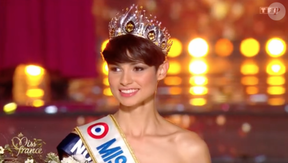 Miss Nord-Pas-de-Calais, Eve Gilles, est élue Miss France cette année.