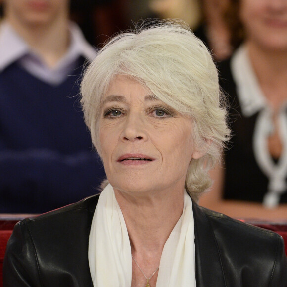 ictime d'un cancer du pharynx, qu'elle a contracté juste après s'être remise d'un cancer lymphatique, la chanteuse a récemment confessé aux journalistes de Paris Match que son quotidien était devenu en enfer
Francoise Hardy - Enregistrement de l'emission "Vivement Dimanche" a Paris le 24 septembre 2013. L'emission sera diffusee le 29 septembre 2013. 
