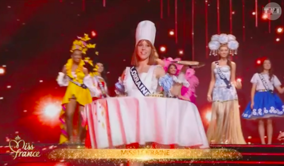 La jolie rousse était représentée au centre d'une table, toque sur la tête, pour faire honneur à la gastronomie de sa région
Capture de l'élection Miss France 2024 diffusée ce samedi 16 décembre sur TF1