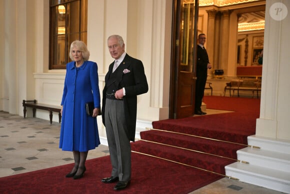 Cette année, Charles III va rompre avec une tradition
Le roi Charles III d'Angleterre et Camilla Parker Bowles, reine consort d'Angleterre, saluent le président de la Corée du Sud, Yoon Suk Yeol, et sa femme Kim Keon Hee à Buckingham Palace à l'issue de sa visite d'Etat à Londres, le 23 novembre 2023. 