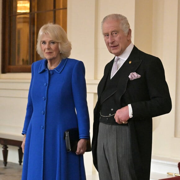 Cette année, Charles III va rompre avec une tradition
Le roi Charles III d'Angleterre et Camilla Parker Bowles, reine consort d'Angleterre, saluent le président de la Corée du Sud, Yoon Suk Yeol, et sa femme Kim Keon Hee à Buckingham Palace à l'issue de sa visite d'Etat à Londres, le 23 novembre 2023. 