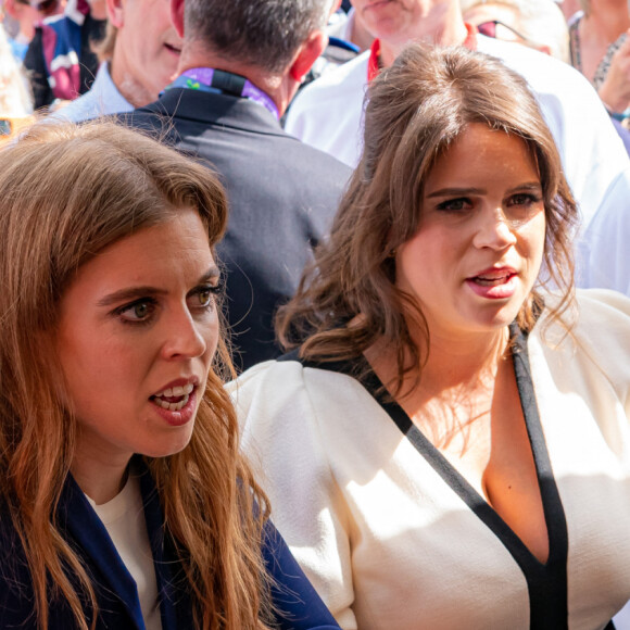 La princesse Eugenie d'York, enceinte, et la princesse Beatrice d'York assistent au "Big Lunch" du couronnement à Chalfont St Giles (Buckinghamshire)  La princesse Eugenie d'York, enceinte, et la princesse Beatrice d'York (veste bleue) assistent au "Big Lunch" du couronnement à Chalfont St Giles (Buckinghamshire), le 7 mai 2023. Des centaines de sujets britanniques à travers le pays fêtent le sacre du roi d'Angleterre et de la reine consort, célébré la veille à l'abbaye de Westminster à Londres. 