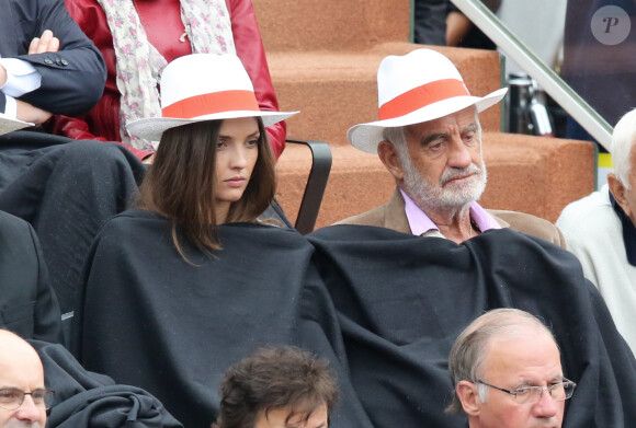 Jean-Paul Belmondo et sa petite-fille Annabelle assistent au 8eme sacre de Rafael Nadal lors des Internationaux de France à Roland Garros a Paris le 9 juin 2013.