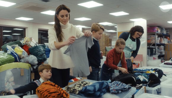 Kate Middleton et ses enfants, le prince George, la princesse Charlotte et le prince Louis, aident à préparer des sacs cadeaux de Noël pour des familles au seuil de la pauvreté.