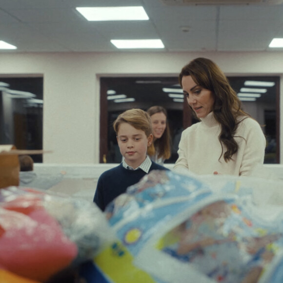 Mais il y a une chose qui se passe hélas dans l'ombre de leur chaumière, c'est la distribution des cadeaux et l'ouverture des paquets des enfants au pied du sapin.
Kate Middleton et ses enfants, le prince George, la princesse Charlotte et le prince Louis, aident à préparer des sacs cadeaux de Noël pour des familles au seuil de la pauvreté.