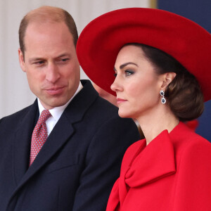 Tous les yeux sont rivés sur les membres de la famille royale d'Angleterre en cette période de fête.
Le prince William et Kate Middleton - Cérémonie de bienvenue du président de la Corée du Sud à Horse Guards Parade à Londres.