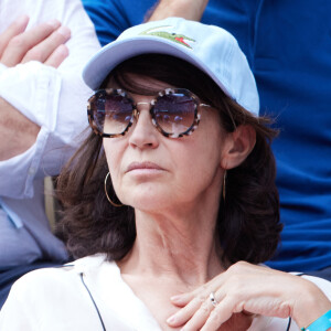 L'actrice s'est retrouvée à ses "18-19 ans" dans "un trafic de faux billets".
Zabou Breitman dans les tribunes lors des Internationaux de France de Tennis de Roland Garros 2023. Paris, le 10 juin 2023. © Jacovides-Moreau / Bestimage 