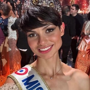 Eve Gilles est élue Miss France.