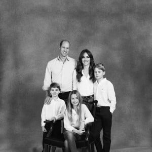 Photo de Noël officielle de la famille royale du prince William avec Kate Middleton et leurs enfants le prince George, la princesse Charlotte et le prince Louis. Londres, le 8 décembre 2023.