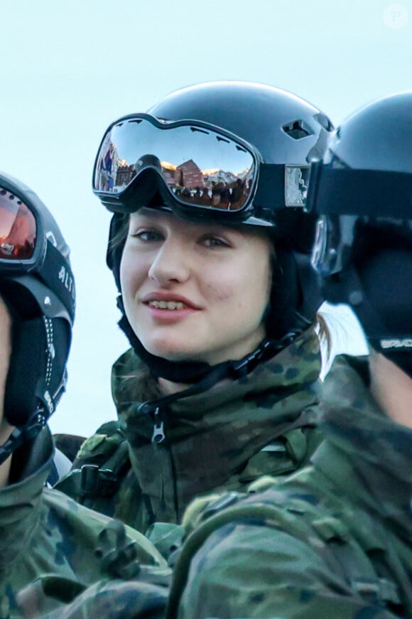 La princesse Leonor d'Espagne à Astún lors de son entraînement militaire de l'Académie générale militaire de Saragosse, le 18 décembre 2023 à Huesca.