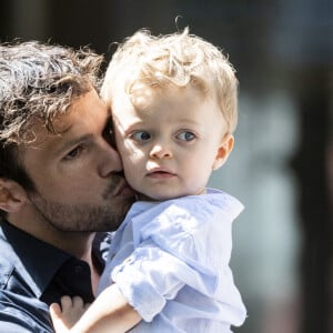 Hugo Philip et son fils Marlon - Caroline Receveur et Hugo Philip arrivent à la Mairie du 16ème arrondissement à Paris pour leur mariage, le 11 juillet 2020. Veuillez flouter le visage des enfants avant publication