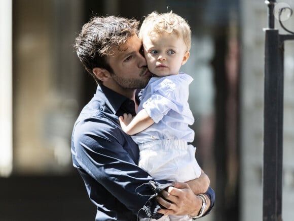 Hugo Philip et son fils Marlon - Caroline Receveur et Hugo Philip arrivent à la Mairie du 16ème arrondissement à Paris pour leur mariage, le 11 juillet 2020. Veuillez flouter le visage des enfants avant publication