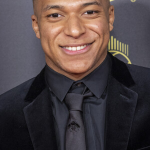 Kylian Mbappé - Photocall de la cérémonie du Ballon d'Or 2021 au Théâtre du Châtelet le 29 novembre 2021. © Cyril Moreau/Bestimage
