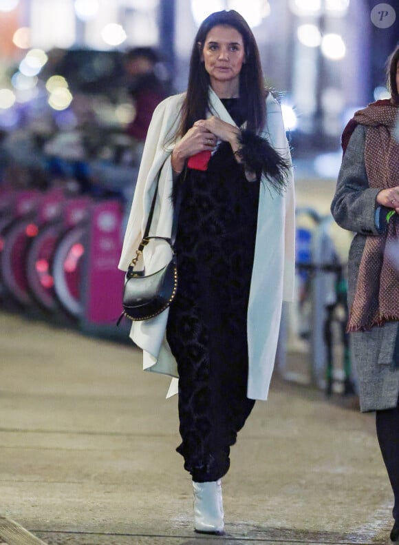 Katie Holmes et sa fille Suri Cruise dans les rues de New-York. 18/12/2023.