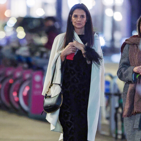 Katie Holmes et sa fille Suri Cruise dans les rues de New-York. 18/12/2023.