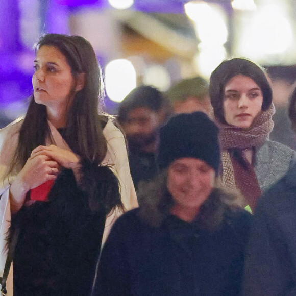 Mère et filles ont été apercues ce lundi dans les rues de New-York.
Katie Holmes et sa fille Suri Cruise dans les rues de New-York. 18/12/2023.
