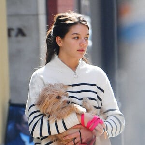Exclusif - Suri Cruise, la fille de T.Cruise et K.Holmes, porte son chien dans ses bras dans les rues de New York, le 16 mars 2022.