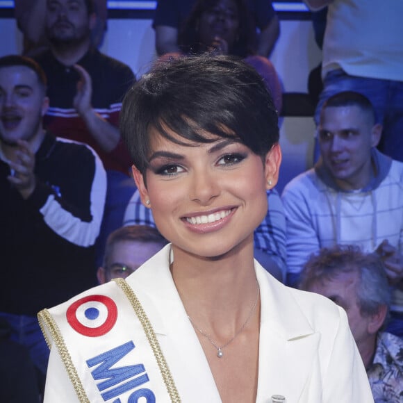 Exclusif - Eve Gilles (Miss France 2024) - Emission TPMP (Touche Pas à Mon Poste) présentée en direct par C.Hanouna et diffusée sur C8 le 19 décembre 2023. © Jack Tribeca / Bestimage