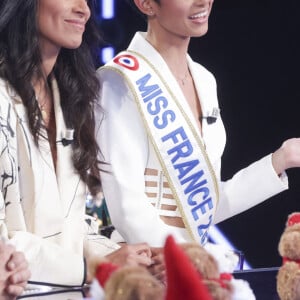 Exclusif - Cindy Fabre, Eve Gilles (Miss France 2024) - Emission TPMP (Touche Pas à Mon Poste) présentée en direct par C.Hanouna et diffusée sur C8 le 19 décembre 2023. © Jack Tribeca / Bestimage