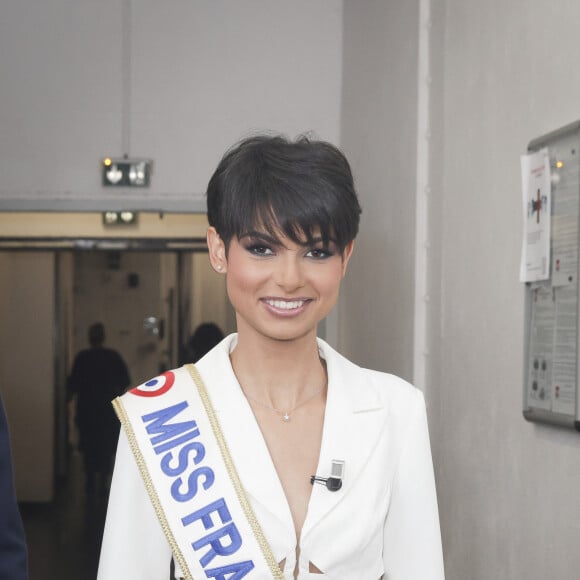 Exclusif - Eve Gilles (Miss France 2024) - Backstage de l'émission TPMP (Touche Pas à Mon Poste) présentée en direct par C.Hanouna et diffusée sur C8 le 19 décembre 2023. © © Jack Tribeca / Bestimage