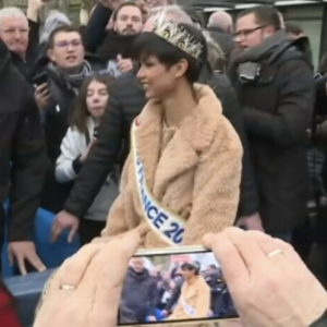 Et les fans se sont présentés nombreux pour l'acclamer telle une superstar.
Eve Gilles (Miss France 2024) de retour à Quaëdypre, son village natal, dans le Nord. BFMTV