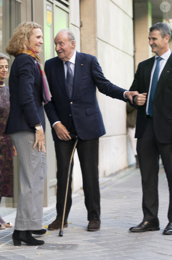 Le roi Juan Carlos, la princesse Elena (Infante) - La famille royale d'Espagne à la sortie du restaurant Pa-Bu à Madrid, à l'occasion du 60ème anniversaire de la princesse Elena d'Espagne. Le 20 décembre 2023 