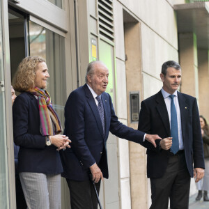 Le roi Juan Carlos, la princesse Elena (Infante) - La famille royale d'Espagne à la sortie du restaurant Pa-Bu à Madrid, à l'occasion du 60ème anniversaire de la princesse Elena d'Espagne. Le 20 décembre 2023  Spanish Royals celebrate princess Elena 60th birthday with a family lunch at the Pa-Bu Restaurant . Madrid - December 20, 2023 