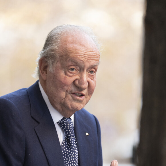 Le roi Juan Carlos - La famille royale d'Espagne à la sortie du restaurant Pa-Bu à Madrid, à l'occasion du 60ème anniversaire de la princesse Elena d'Espagne. Le 20 décembre 2023  Spanish Royals celebrate princess Elena 60th birthday with a family lunch at the Pa-Bu Restaurant . Madrid - December 20, 2023 
