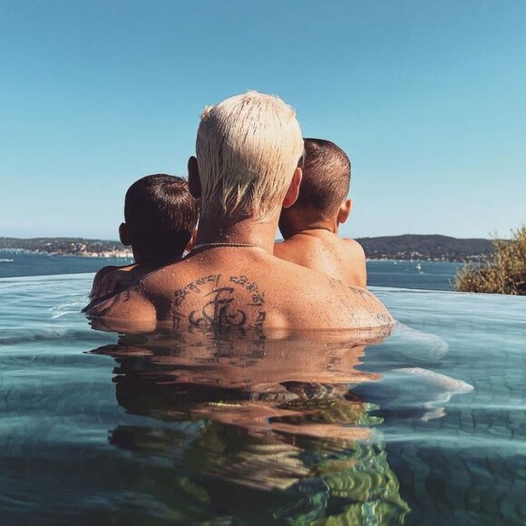 Tendre moment entre Matt Pokora et ses deux fils Isaiah et Kenna