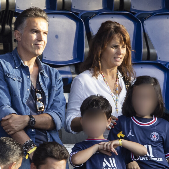 Les enfants du couple, Abbie et Peter, sont eux aussi très heureux.
Semi Exclusif - Faustine Bollaert, son mari Maxime Chattam et leurs enfants Abbie et Peter sont en tribune lors de la rencontre de football Paris Saint Germain PSG contre Clermont (4-0) au Parc des Princes à Paris le 11 septembre 2021.