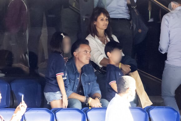 Semi Exclusif - Faustine Bollaert, son mari Maxime Chattam et leurs enfants Abbie et Peter sont en tribune lors de la rencontre de football Paris Saint Germain PSG contre Clermont (4-0) au Parc des Princes à Paris le 11 septembre 2021.