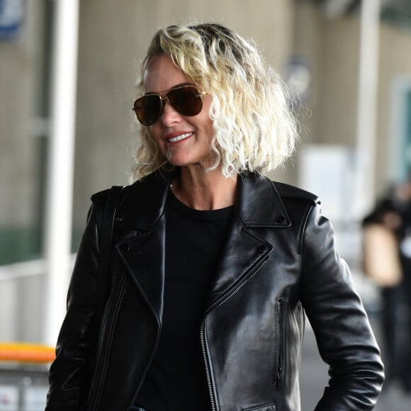Exclusif - Laeticia Hallyday arrive seule à Paris le 30 septembre 2023.