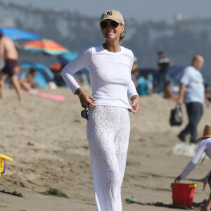 La veuve de Johnny Hallyday a révélé en être à "un tiers" du chemin ou plutôt "à la moitié du chemin"
Exclusif - Laeticia Hallyday passe une après-midi à la plage à Los Angeles avec des amies le 24 septembre 2023.